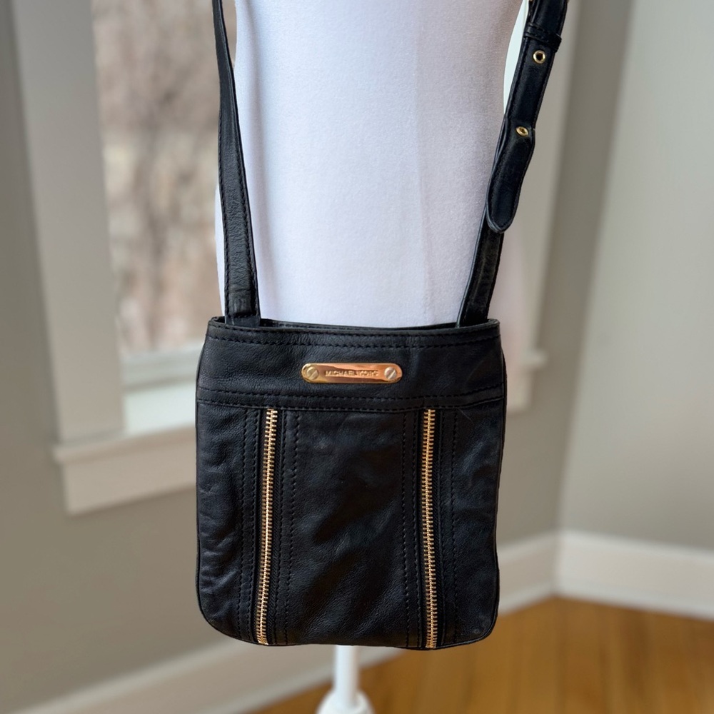 Michael Kors Moxley Black Leather Zipper Detail Crossbody Bag Purse - Picture 3 of 10